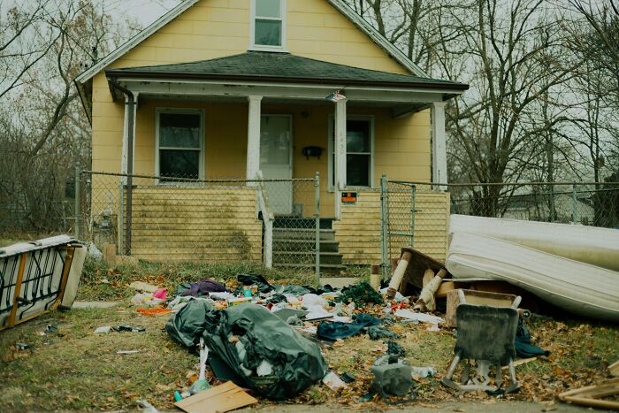 67 Things Witnessed At Someone Else’s House That Made People Swear To Never Return