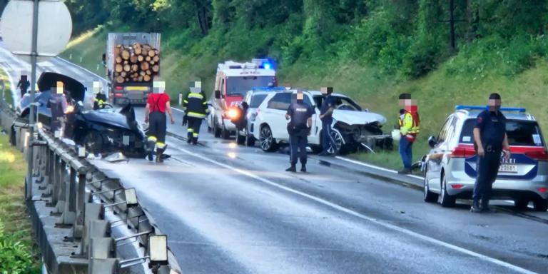 Nach schwerem Verkehrsunfall in Villach: Zwei Personen eingeklemmt