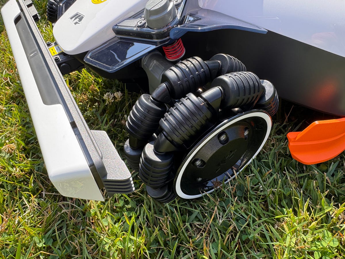 mammotion-luba-3-front-wheels.jpg