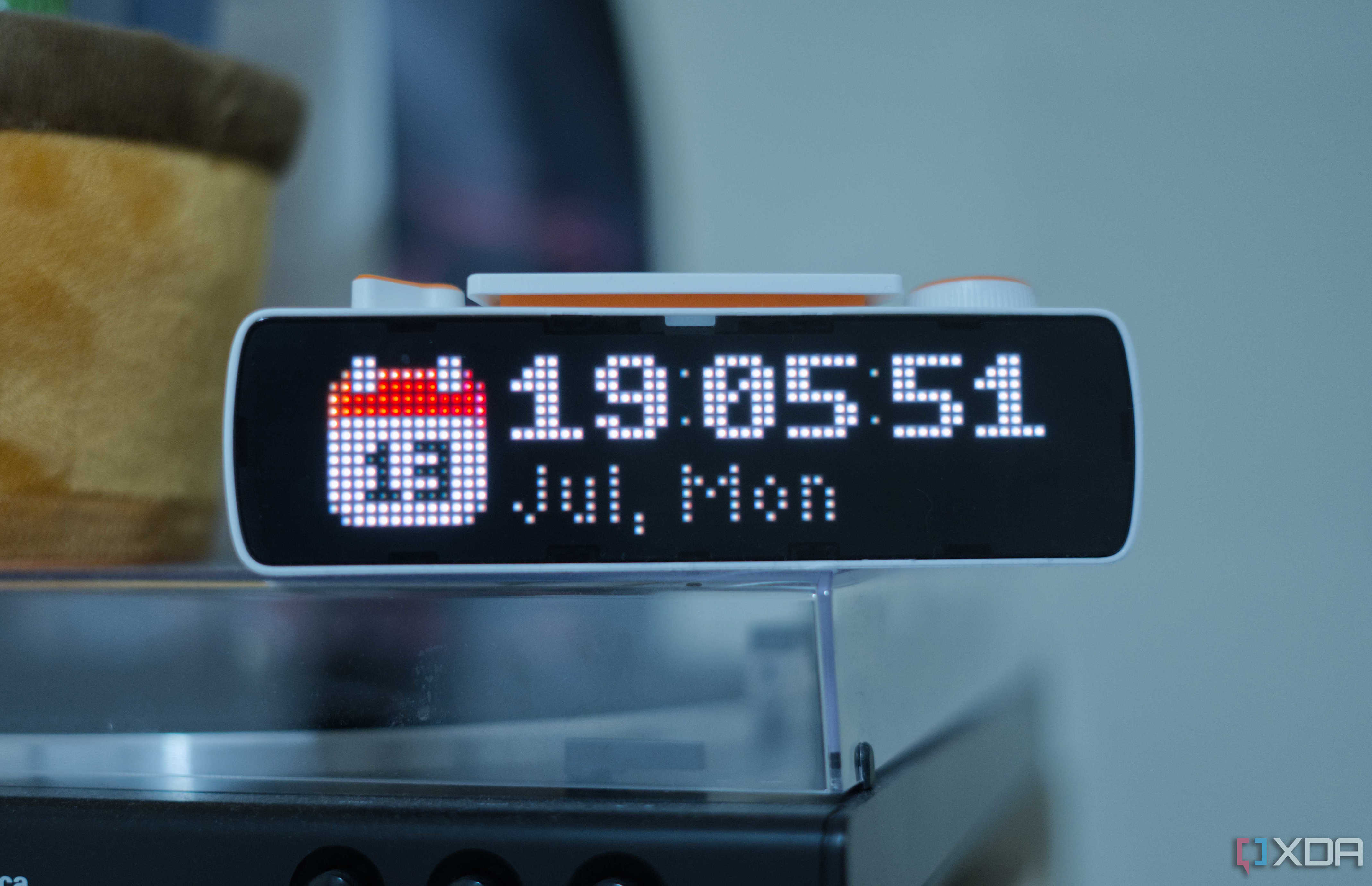 BUSY Bar showing the current date and time on the display