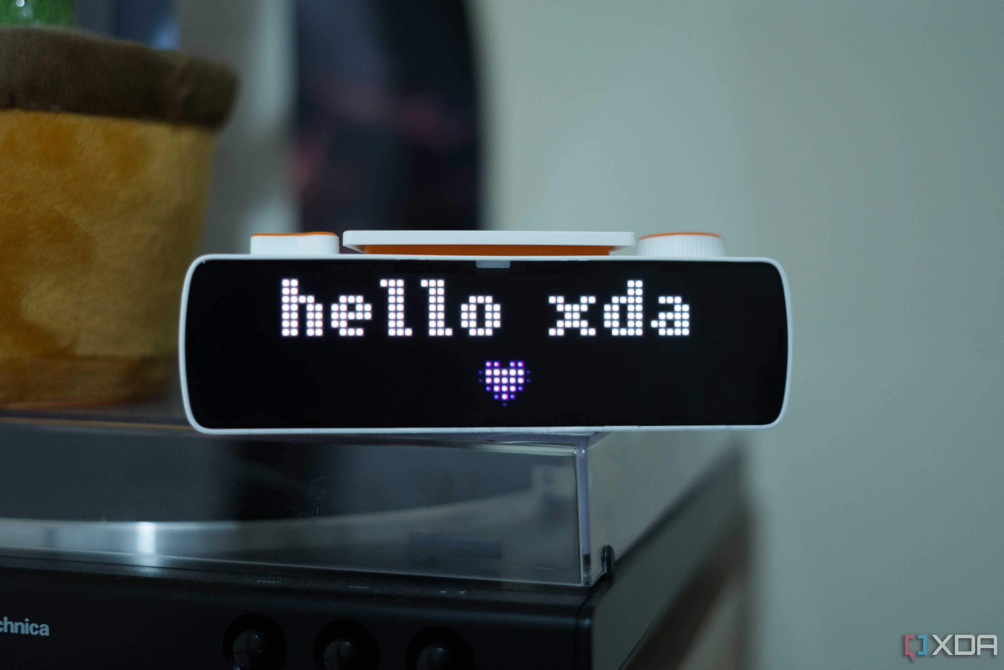 BUSY Bar showing a "hello XDA" screen