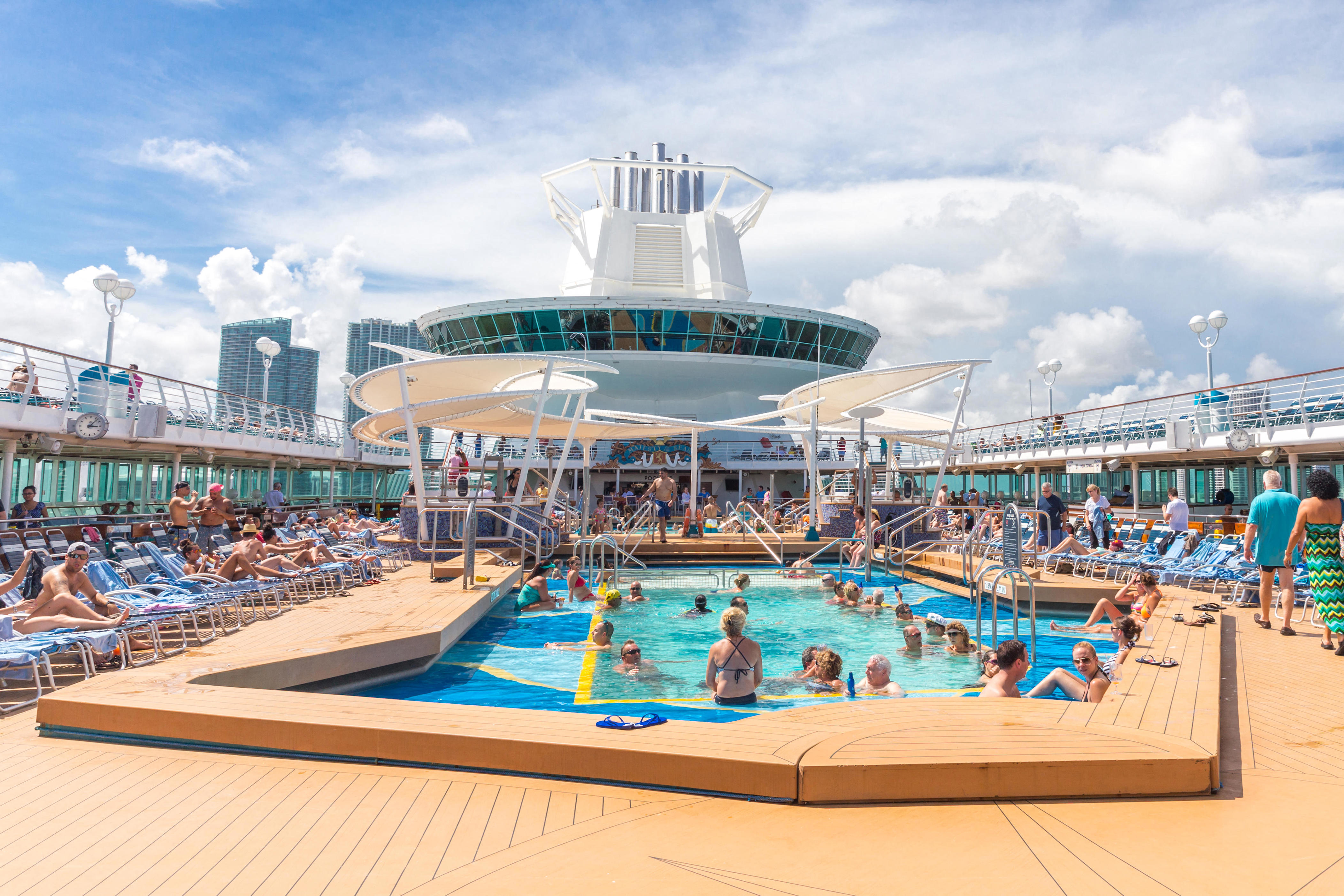 W5JAYB People having fun in pool on cruise ship