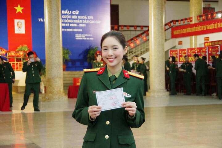 Á hậu Việt vừa được thăng quân hàm thượng úy ở tuổi 23