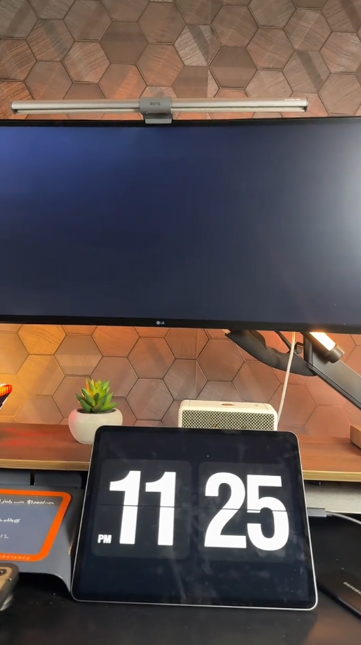 Screensaver for a desk setup
