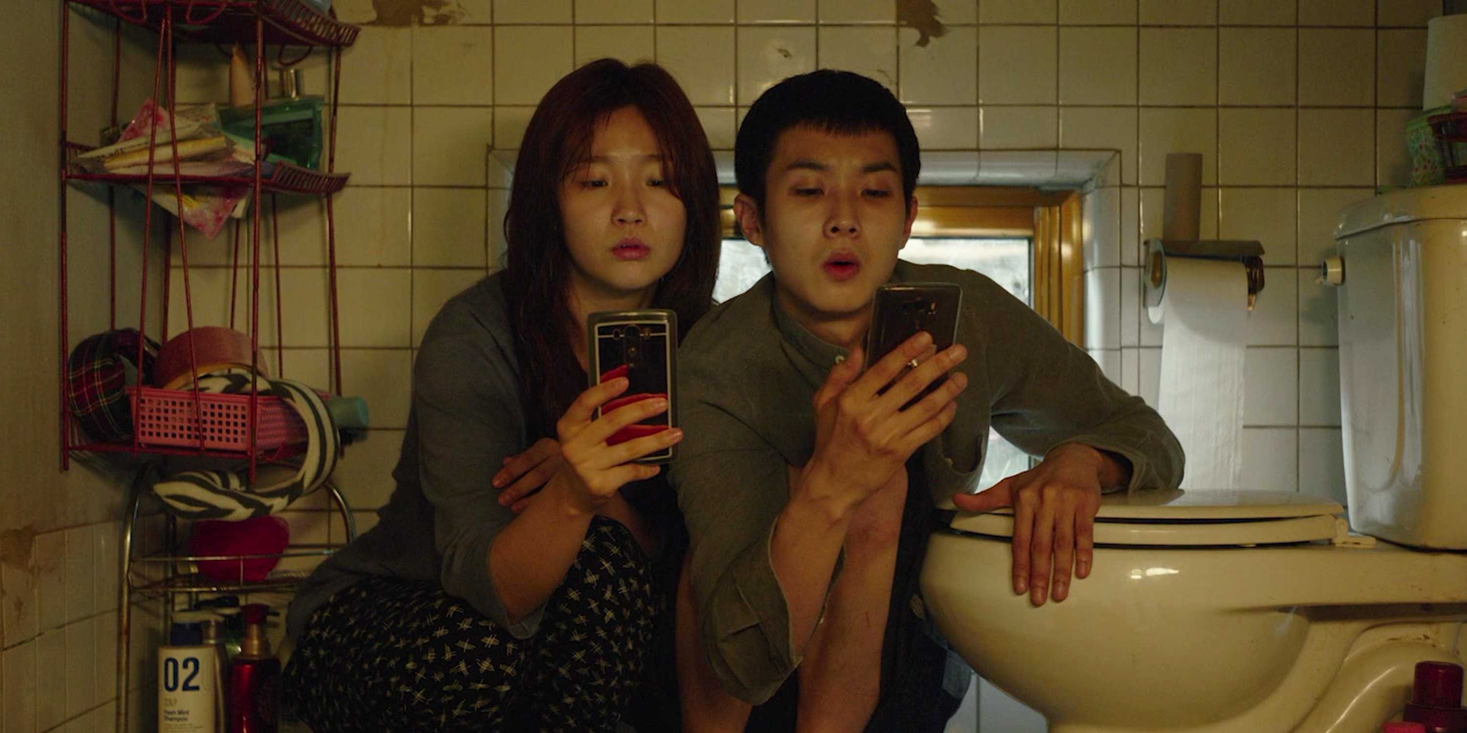Kim Ki-woo and Kim Ki-jung on their phones in Parasite