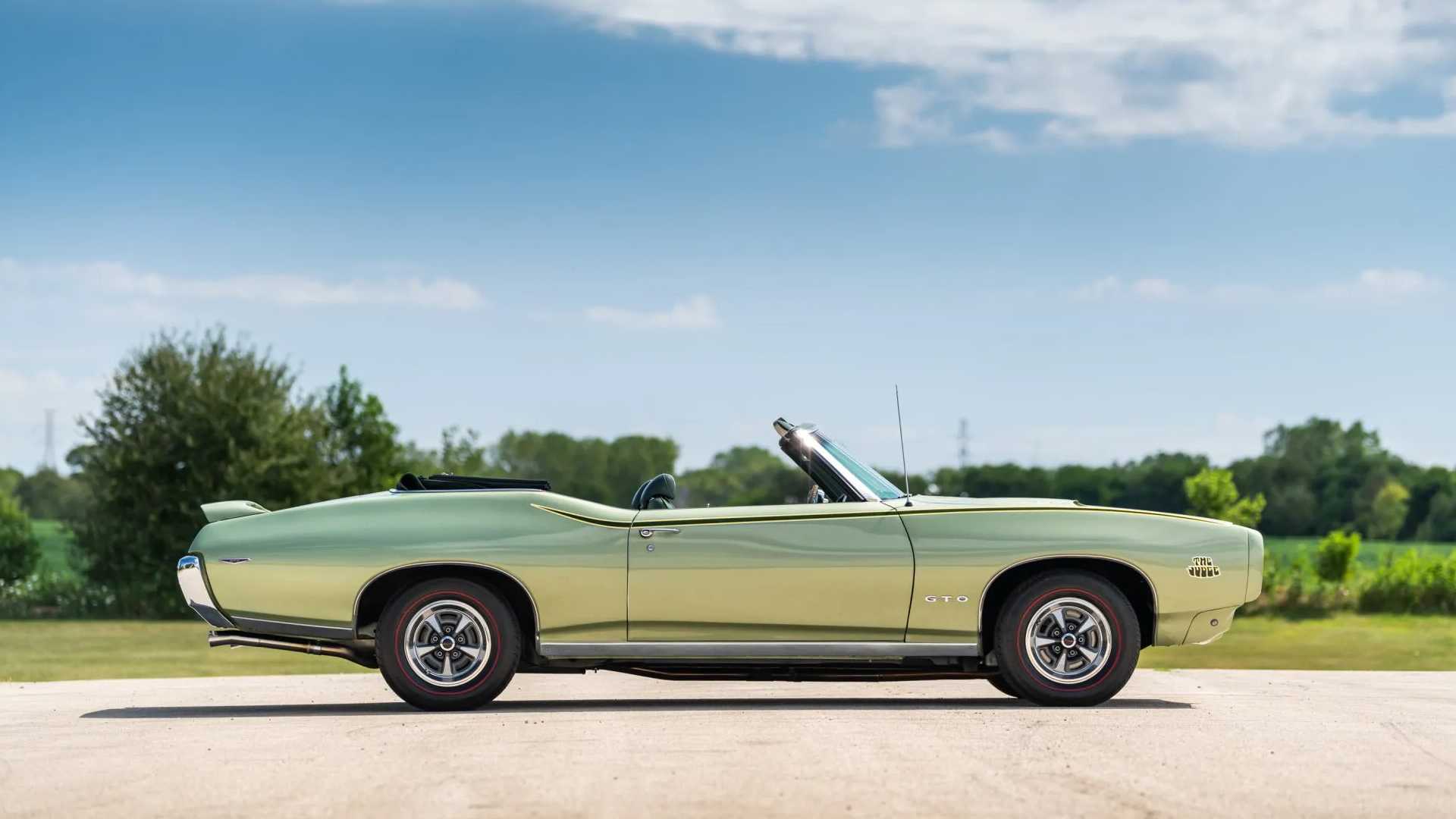 1969 Pontiac GTO Judge convertible side resized