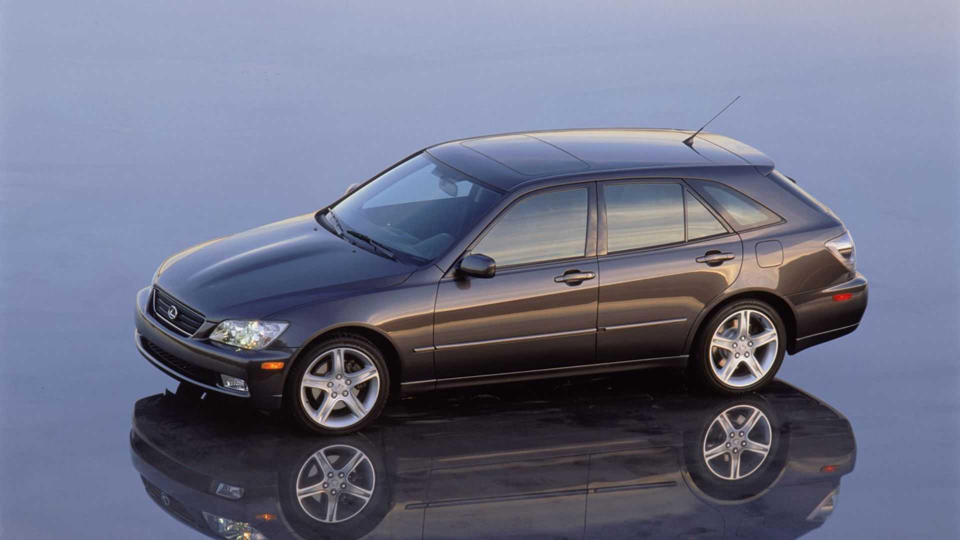 Lexus IS300 SportCross front three-quarter