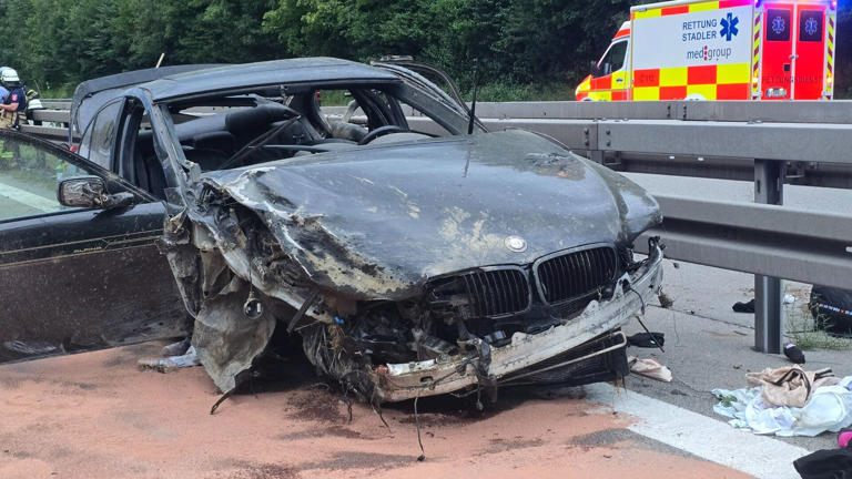 Ein stark beschädigtes Auto steht nach einem Unfall auf der Autobahn 3 (A3) in Passau. Bei dem Unfall bei Passau war eine 13-Jährige gestorben, vier weitere Menschen wurden schwer verletzt.