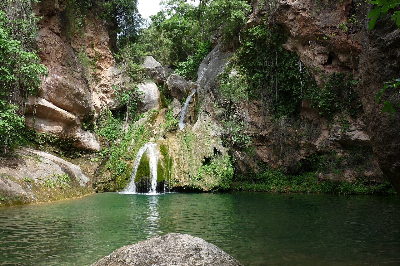 Hidden natural pool in Catalonia with waterfalls and crystal-clear water