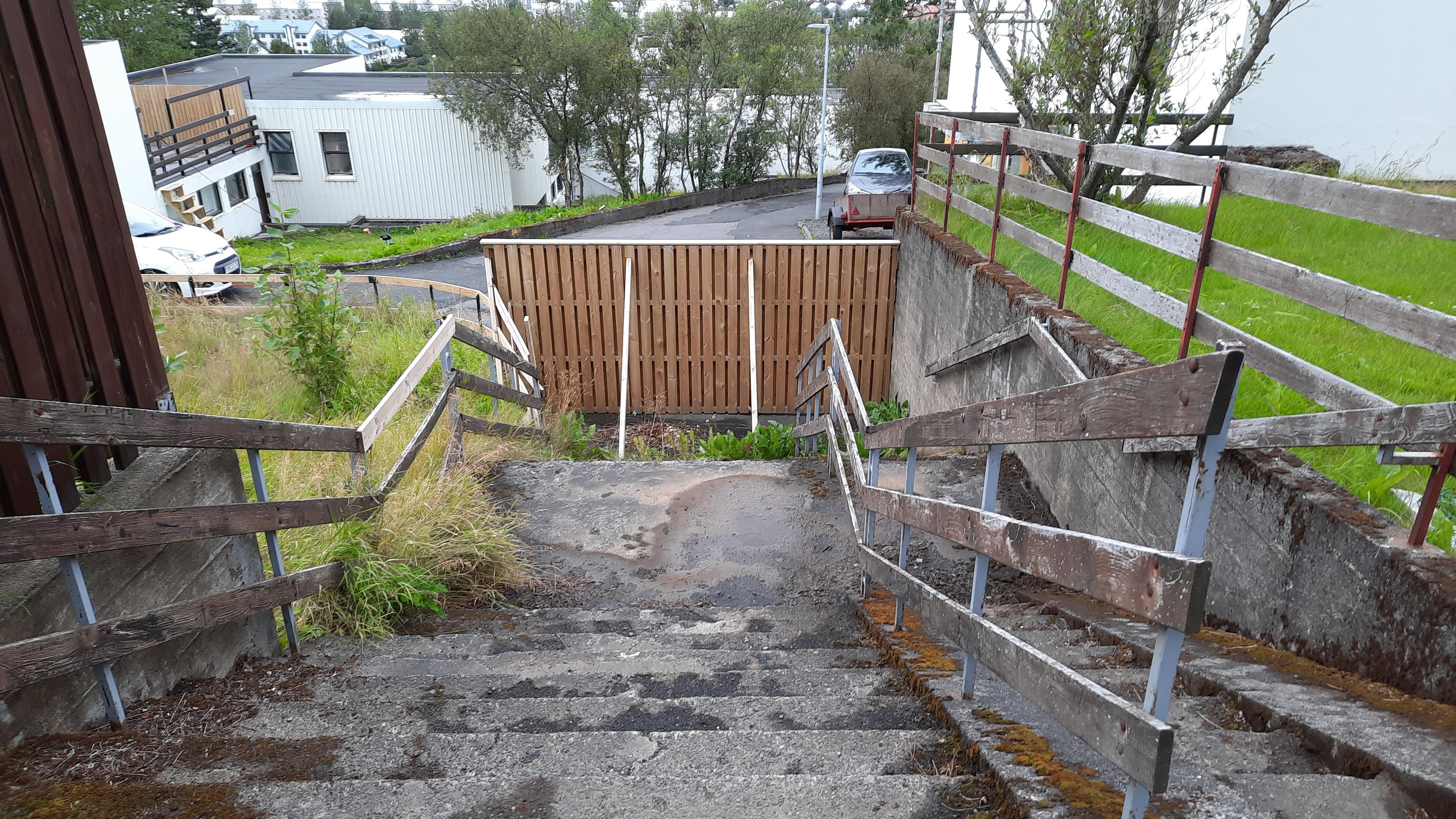 Business owner puts up 50-foot fence, blocking path and parking spaces