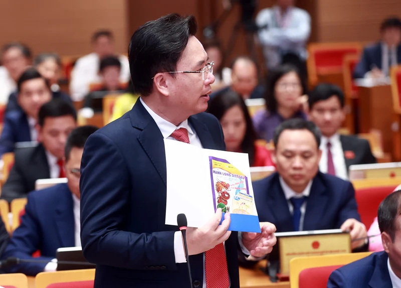 Đại biểu mang vỏ thuốc bảo vệ thực vật vào hội trường chất vấn chủ tịch phường