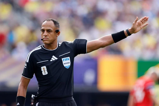 Báo chí Anh tức giận vì FIFA chọn trọng tài ưa thích Messi ở trận Anh - Argentina