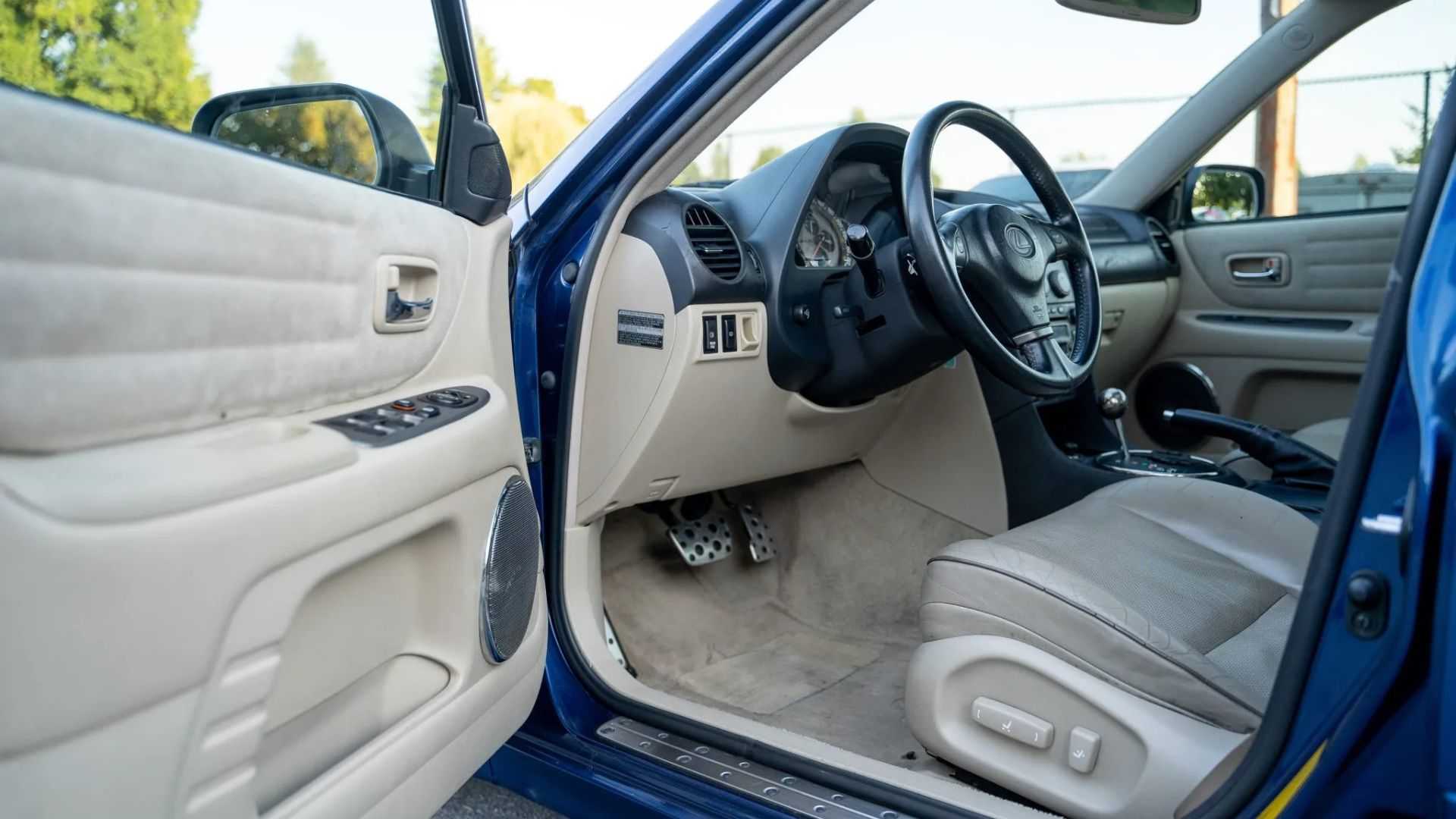Lexus IS300 SportCross interior