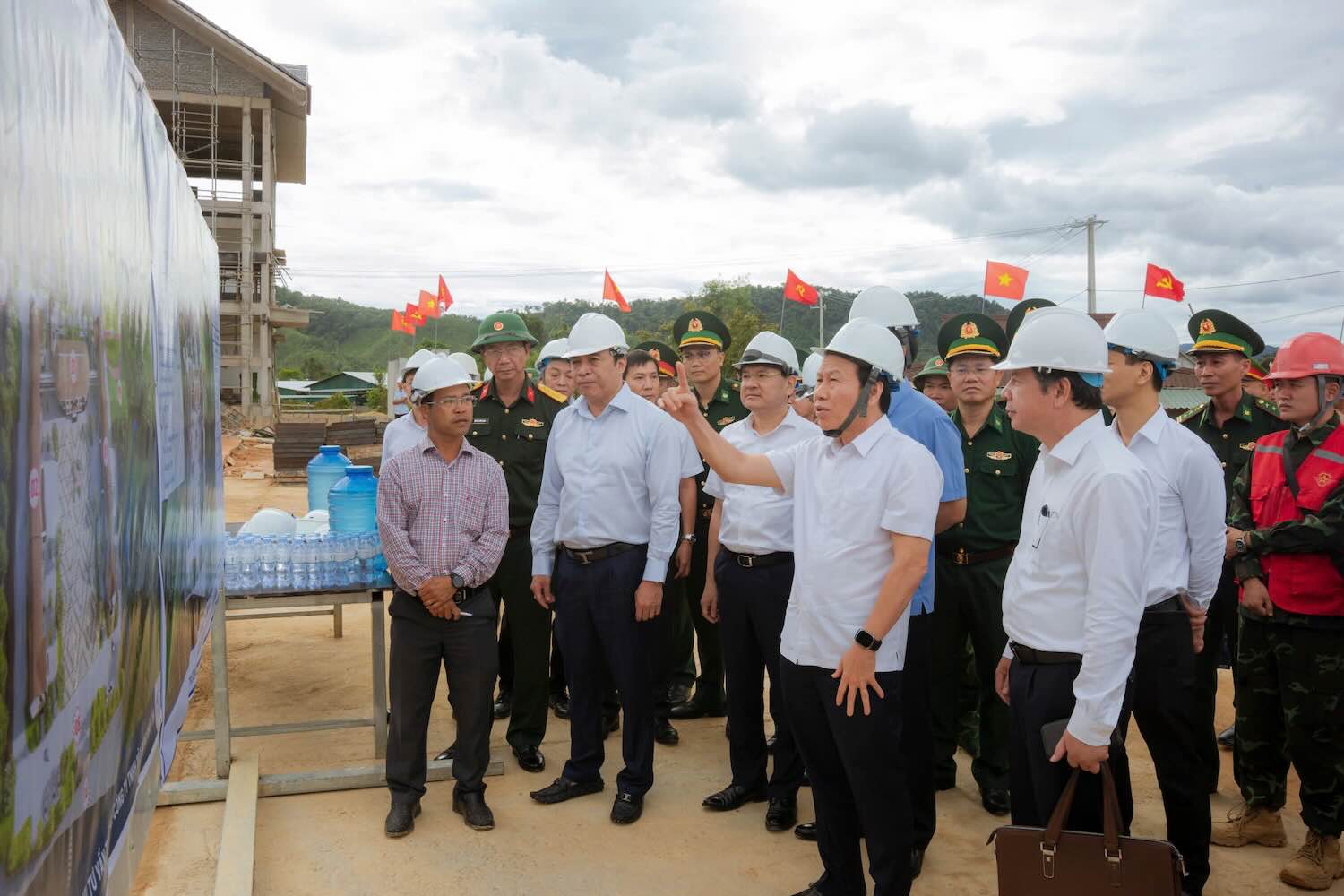 Phó Thủ tướng Lê Tiến Châu kiểm tra trường nội trú vùng biên ở Huế