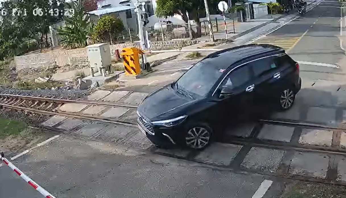 Vượt rào chắn khi tàu sắp qua, 2 tài xế ở Đắk Lắk bị CSGT xử lý