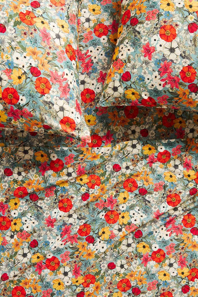 Floral-patterned bedding set