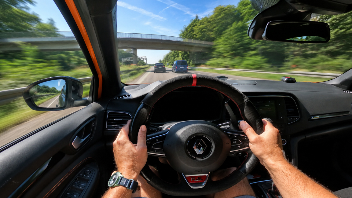 Tesla driver makes dangerous mistakes on the Autobahn
