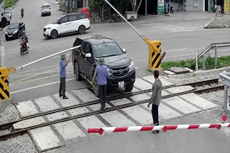 Xử phạt 19 triệu đồng, tước giấy phép lái xe nữ tài xế vượt rào chắn đường sắt