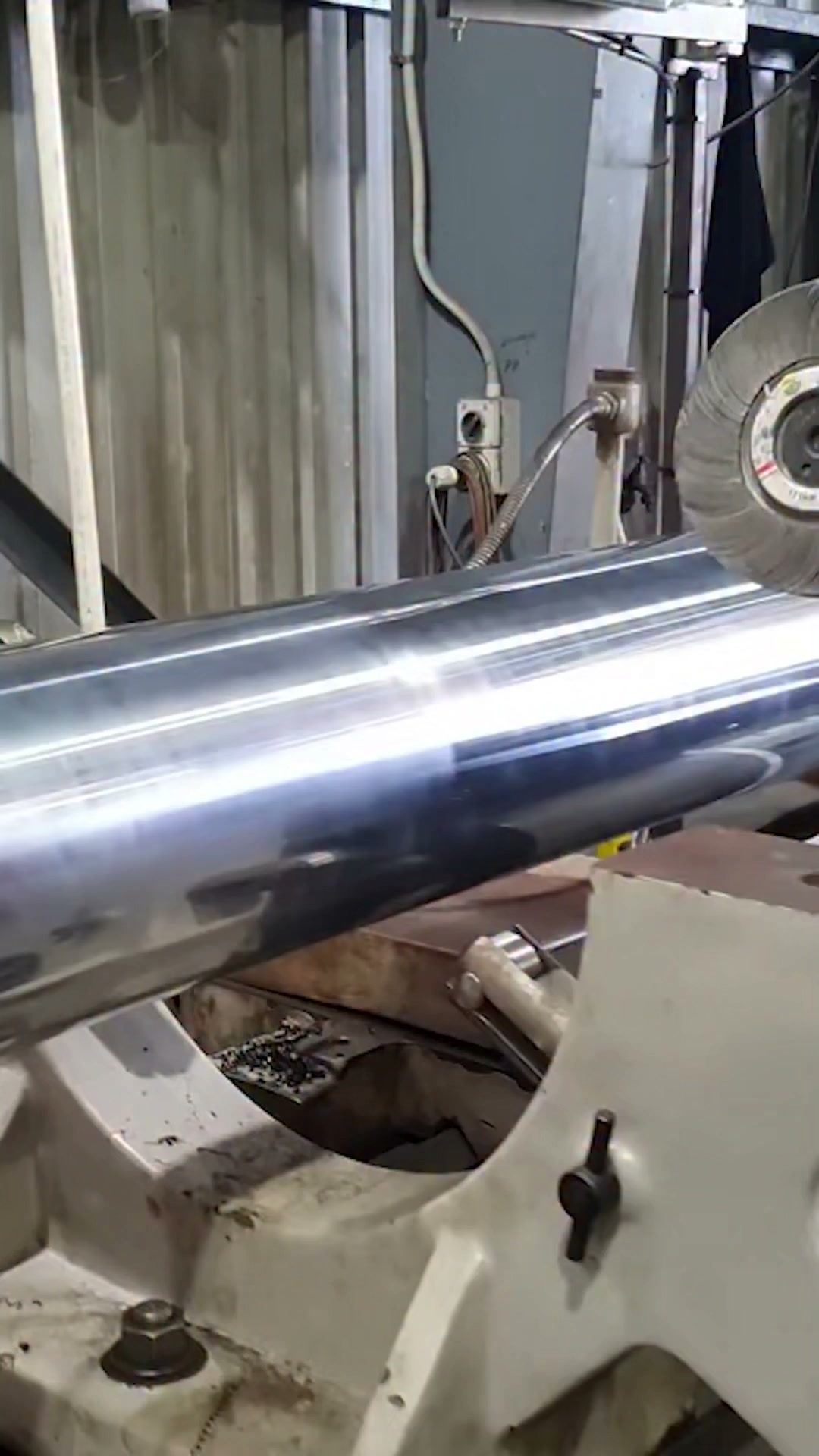 Machining a large cylinder rod for Hitachi EX1900
