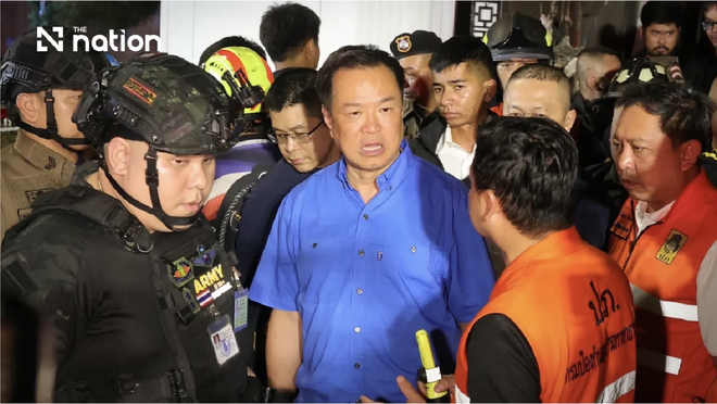 Điều tra người đàn ông đứng cạnh Thủ tướng Thái Lan, hiên ngang trả lời báo chí về vụ cháy quán bar