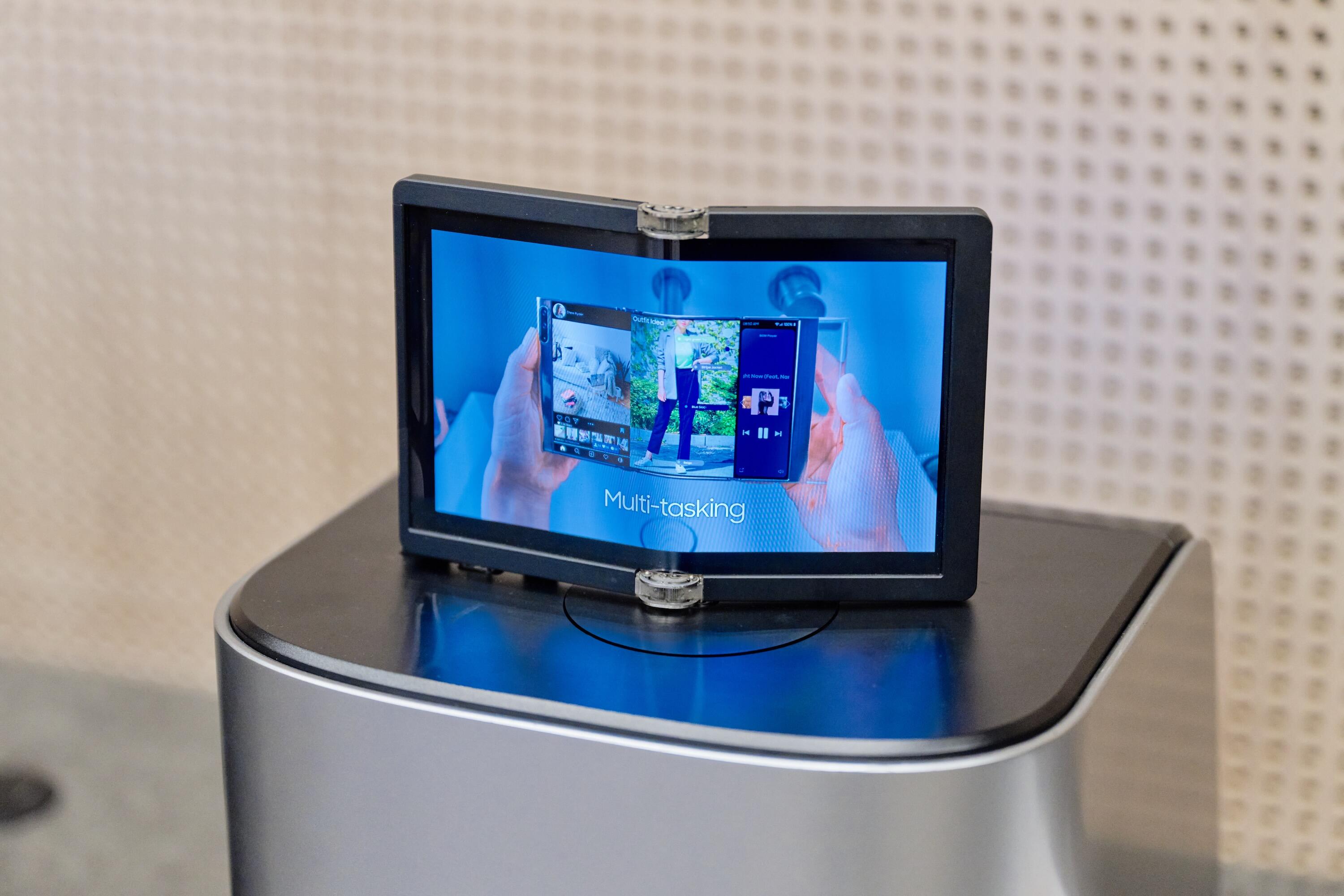The Out Foldable has screens on the outside of both panels.