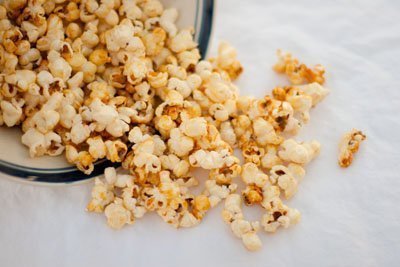 kettle corn: Homemade Kettle Corn... just as tasty as the kettle corn that you get at the fairs, and really easy. #kettlecorn #fairFood #snack