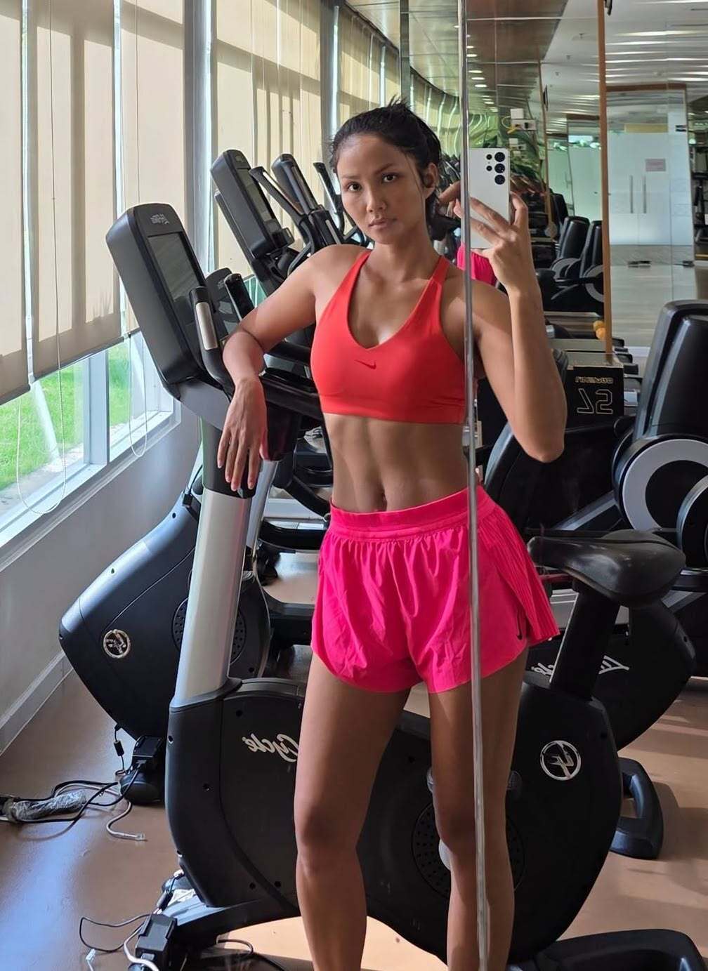 H'Hen Niê được khen có vòng hai săn chắc như chưa hề đẻ