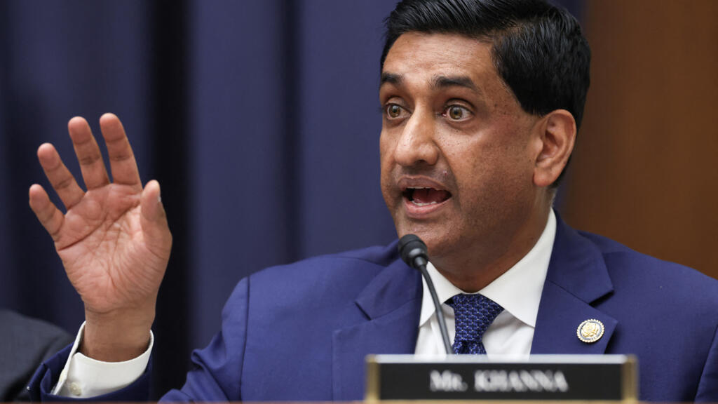 Le représentant Ro Khanna (Démocrate de Californie) interroge le secrétaire à la Défense des États-Unis, Pete Hegseth, alors que ce dernier témoigne devant la commission des forces armées de la Chambre des représentants, le 29 avril 2026, à Washington, DC.