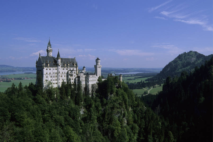 the-story-behind-neuschwanstein-castle-the-german-palace-that-inspired