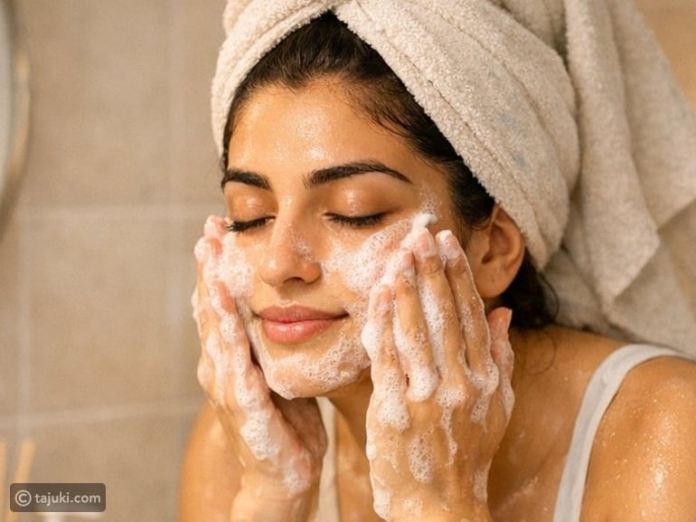 غسل الوجه بالغسول مرتين يوميًا: هل هو كافٍ أم زائد؟
