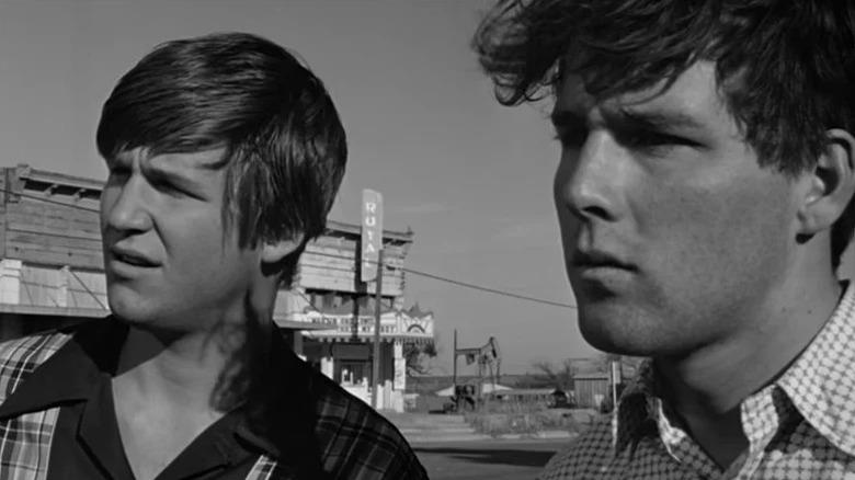 Duane Jackson (Jeff Bridges) and Sonny Crawford (Timothy Bottoms) stare incredulously in a street in The Last Picture Show
