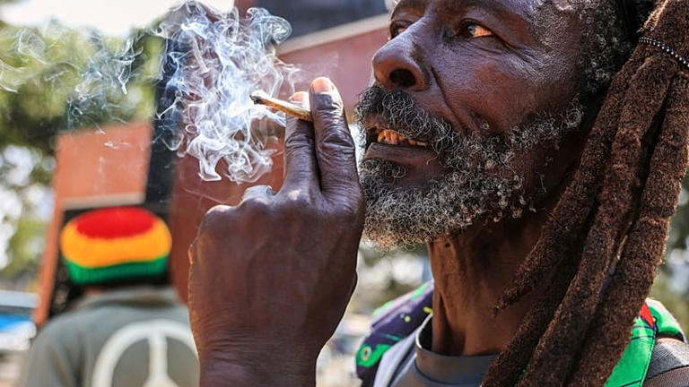 Un rastafari fume devant le tribunal de Milimani, à Nairobi, au Kenya, le 15 juillet 2026