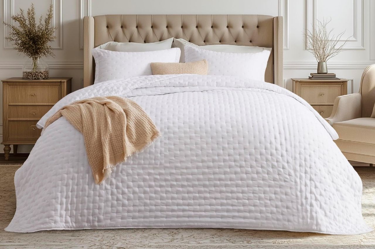Bedsure Quilts Queen Size Ultra Soft Quilt Bedding White Bedspread Queen Size