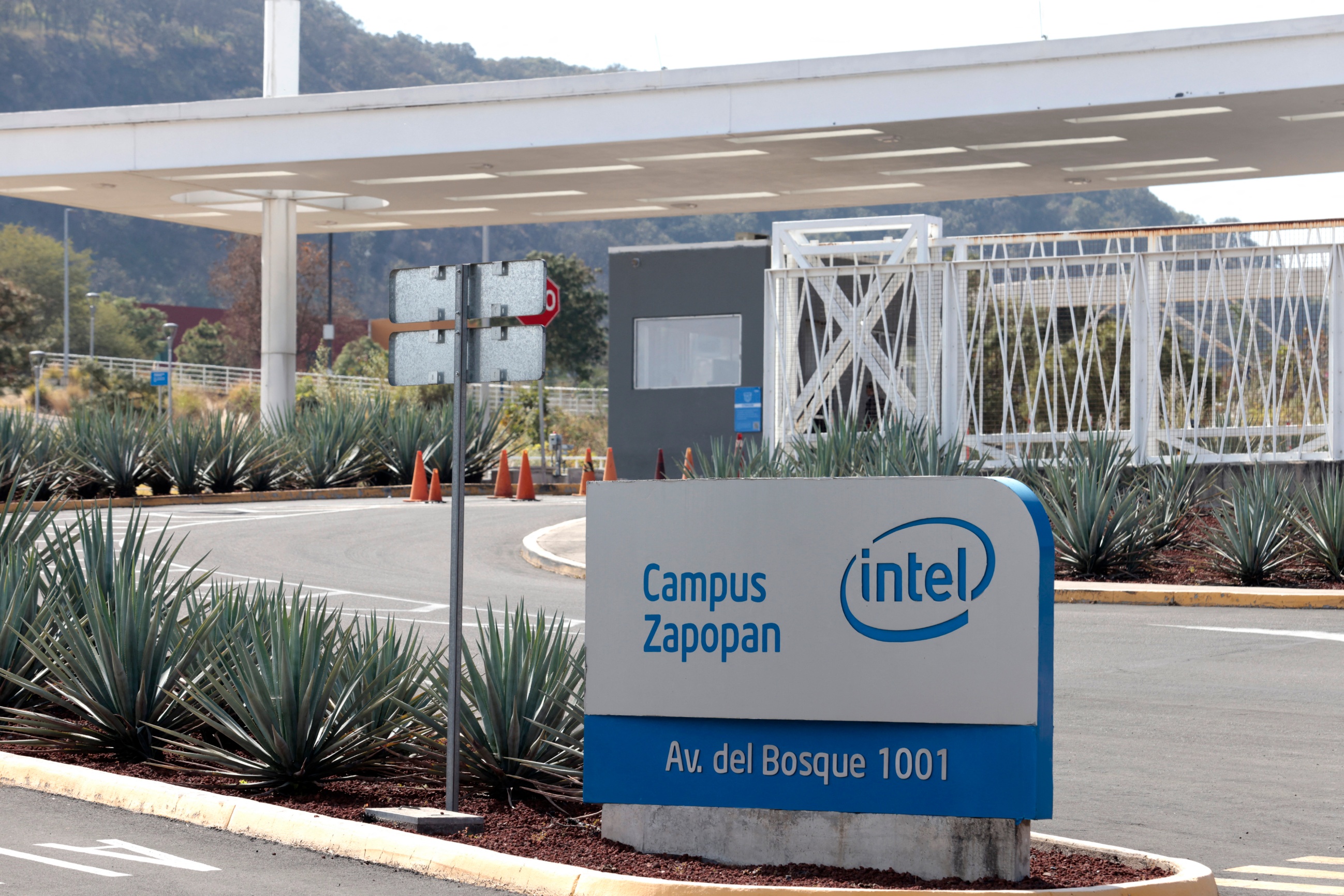 Intel Foundry hits 85% yield, winning chip orders as ASML validates ...