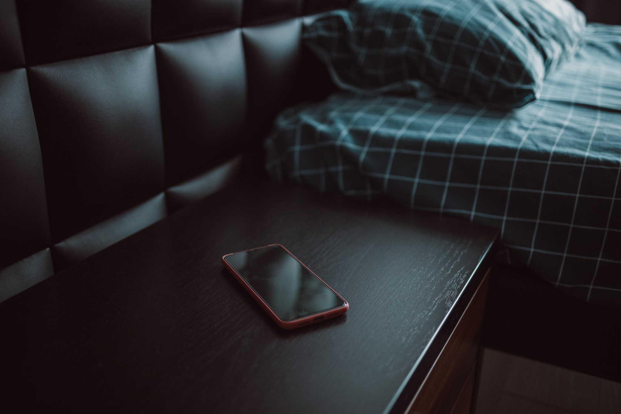 Woman hears sleeping husband's phone buzz for over an hour—then she checks
