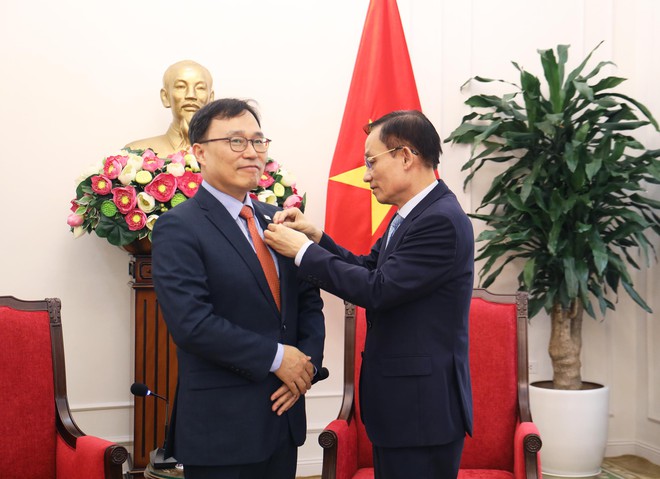 Đại sứ Hàn Quốc nhận kỷ niệm chương vì sự nghiệp ngoại giao Việt Nam