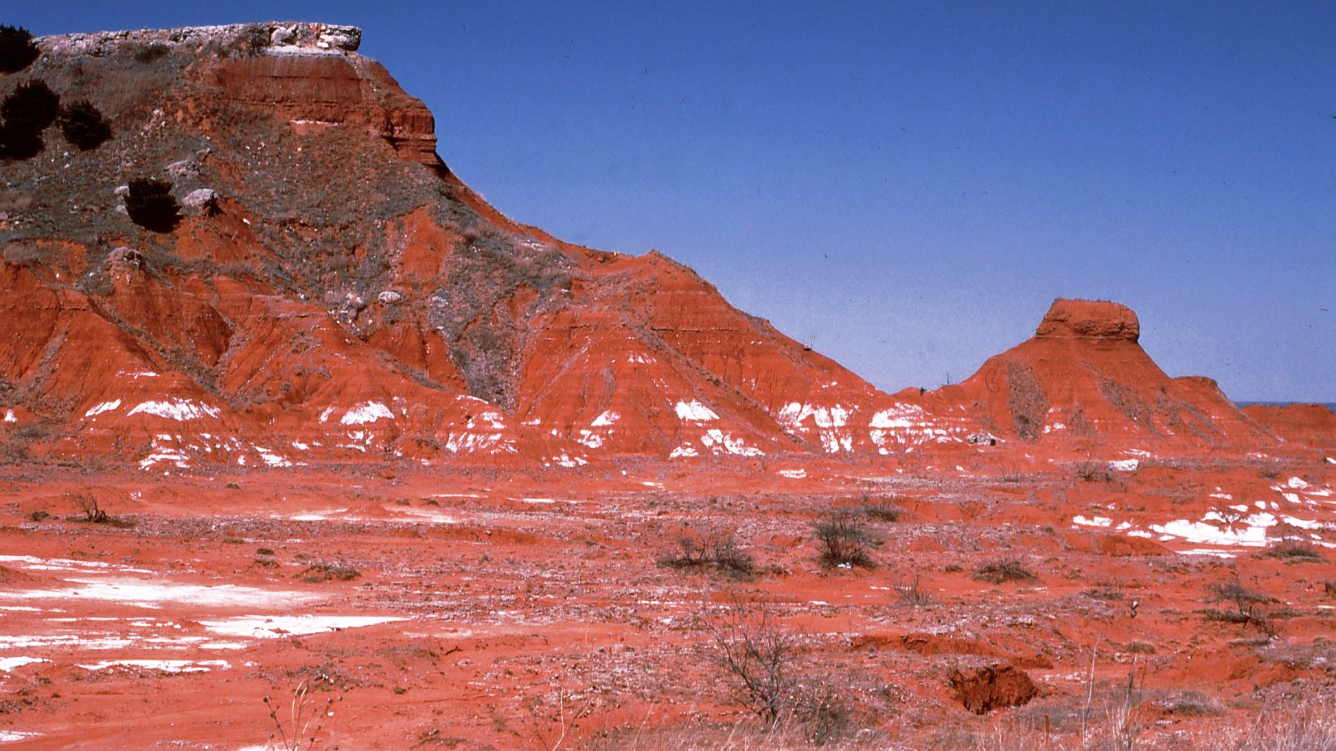 the striking red peaks of the gloass mountains in oklahoma