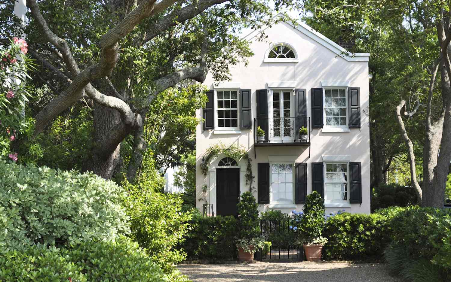 The 5 yard features that annoy your neighbors the most, according to a survey