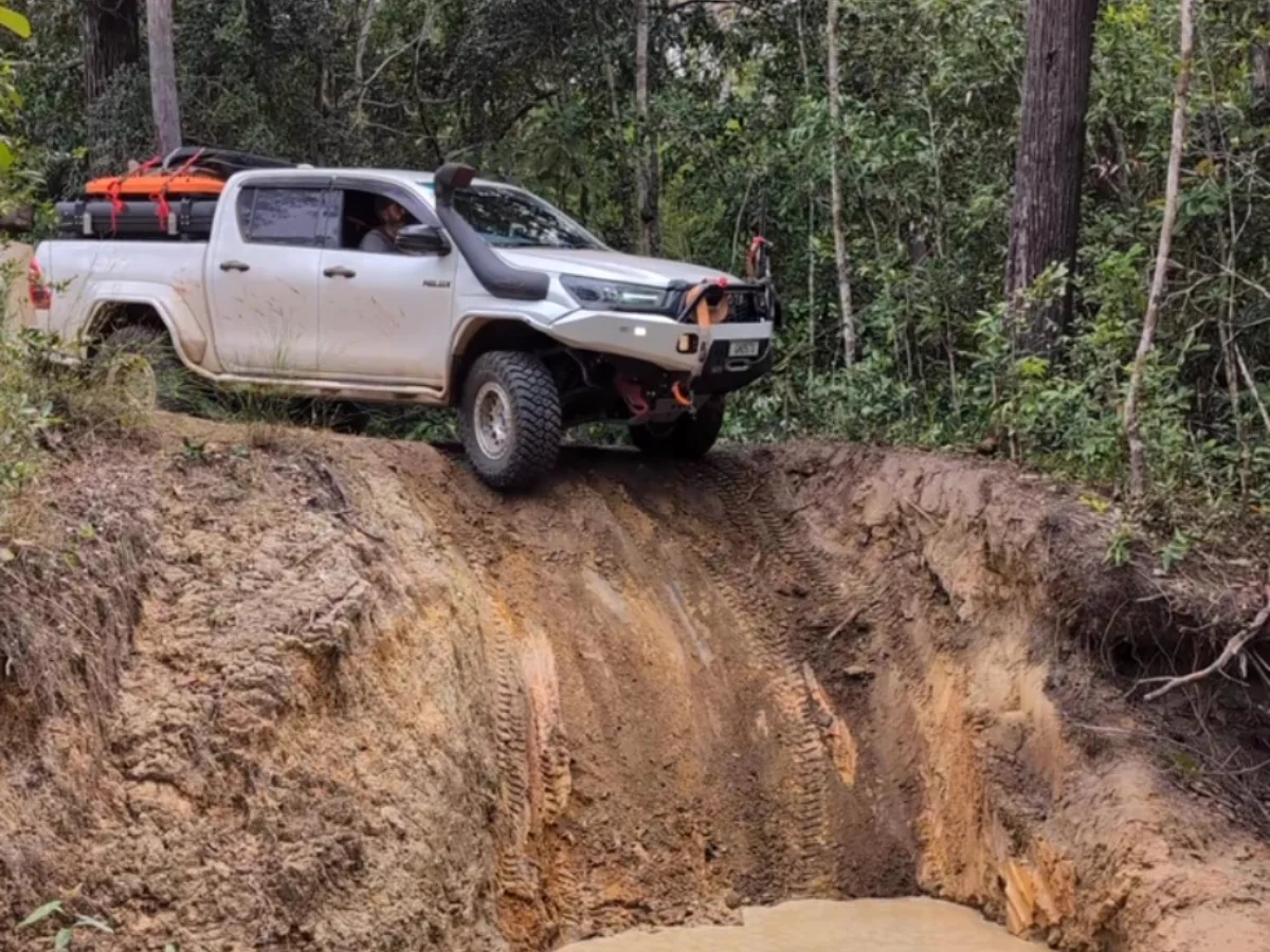 Caminhonete encara lama, pedras e água em desafio off-road e chama atenção