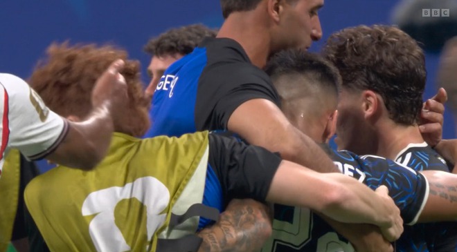 Bellingham tát đầu cầu thủ dự bị Argentina, đồng đội Messi phản ứng gay gắt
