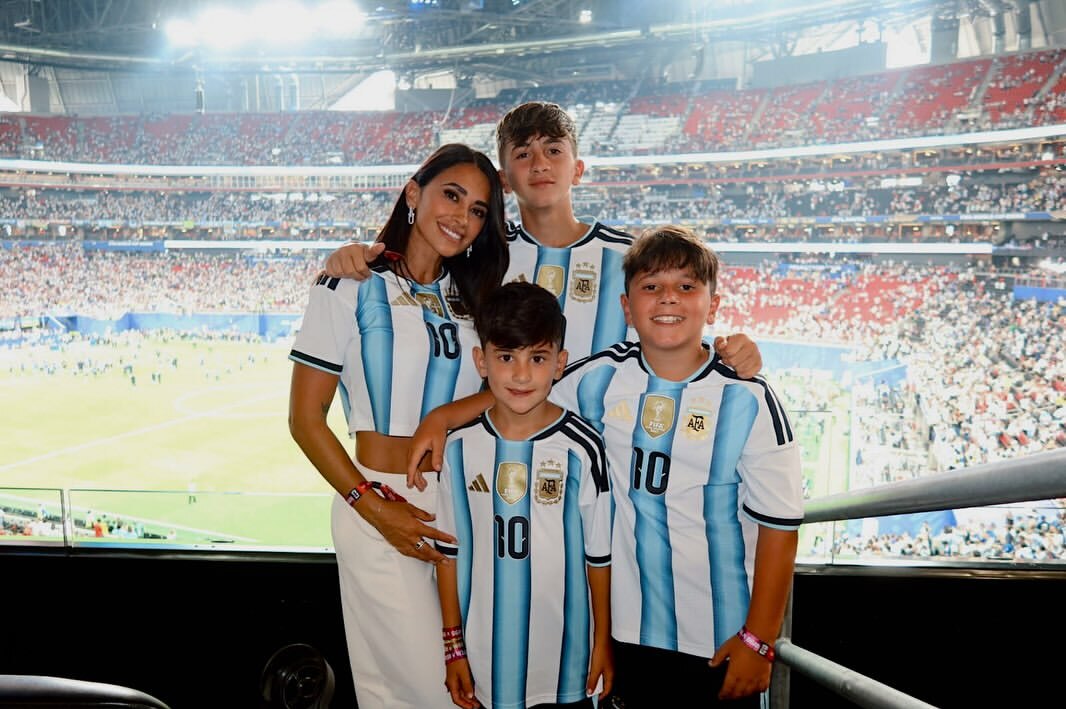 Vợ con Messi vỡ òa khi Argentina vào chung kết