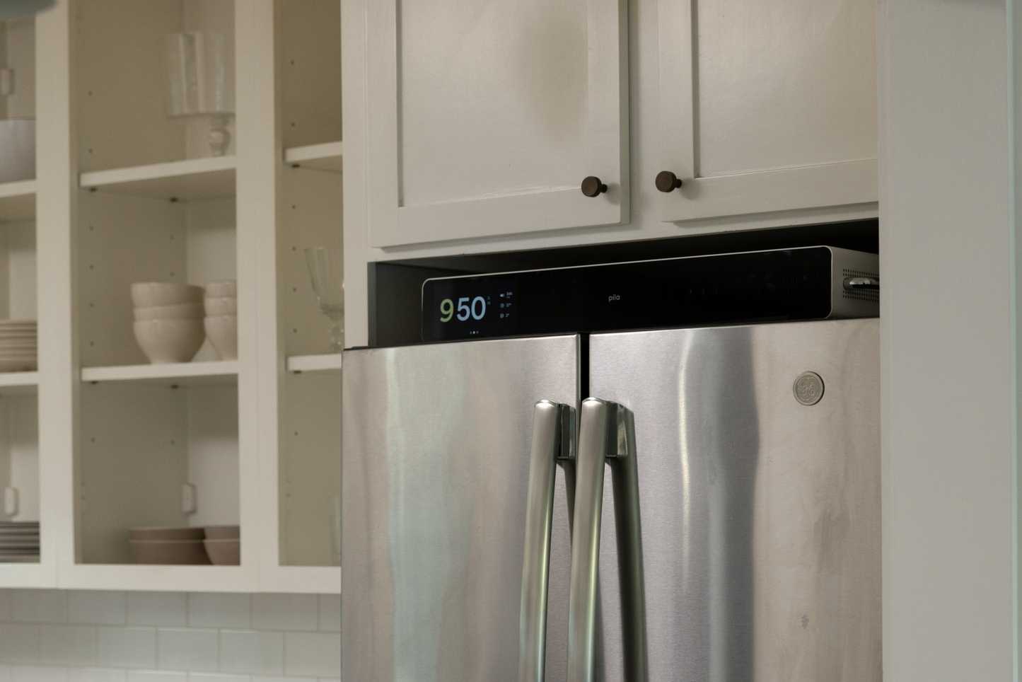 Pila mesh home battery on top of a fridge.