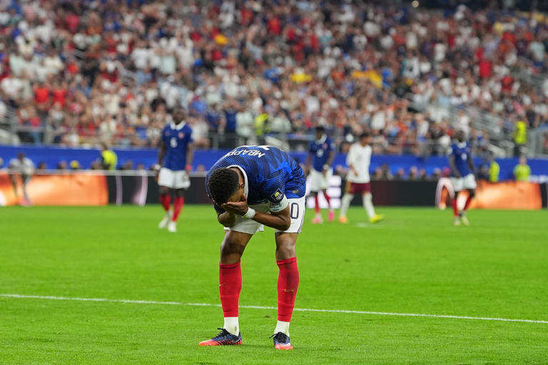 One extraordinary photo: France's Kylian Mbappe shows his frustration ...