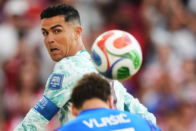 Ronaldo lùi lại, Bồ Đào Nha sẽ rộng cửa đi tiếp!