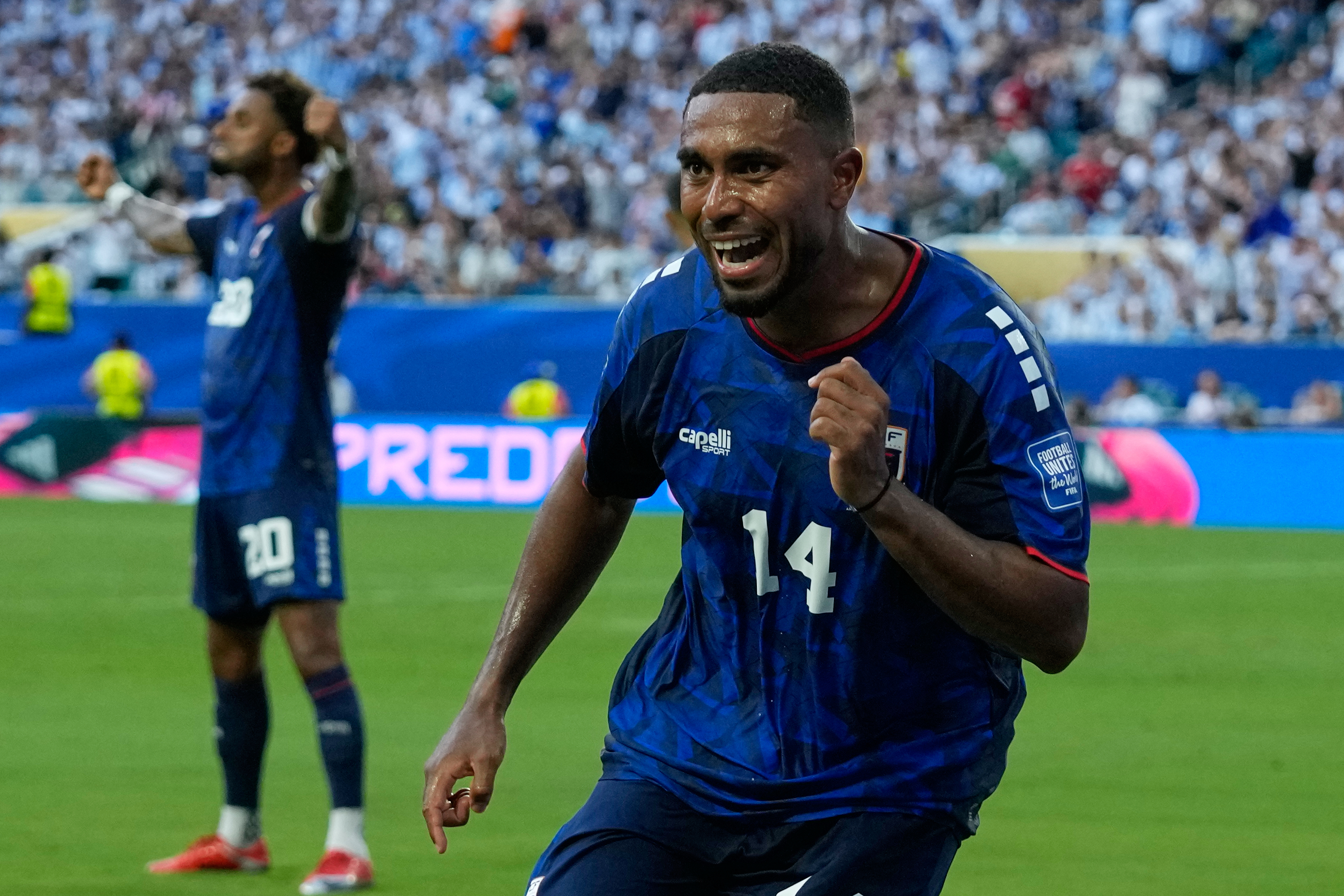 Deroy Duarte celebra tras anotar un gol para Cabo Verde en el partido contra Argentina en los 16vos de final del Mundial, el viernes 3 de julio de 2026, en Miami Gardens, Florida. (AP Foto/Lynne Sladky)