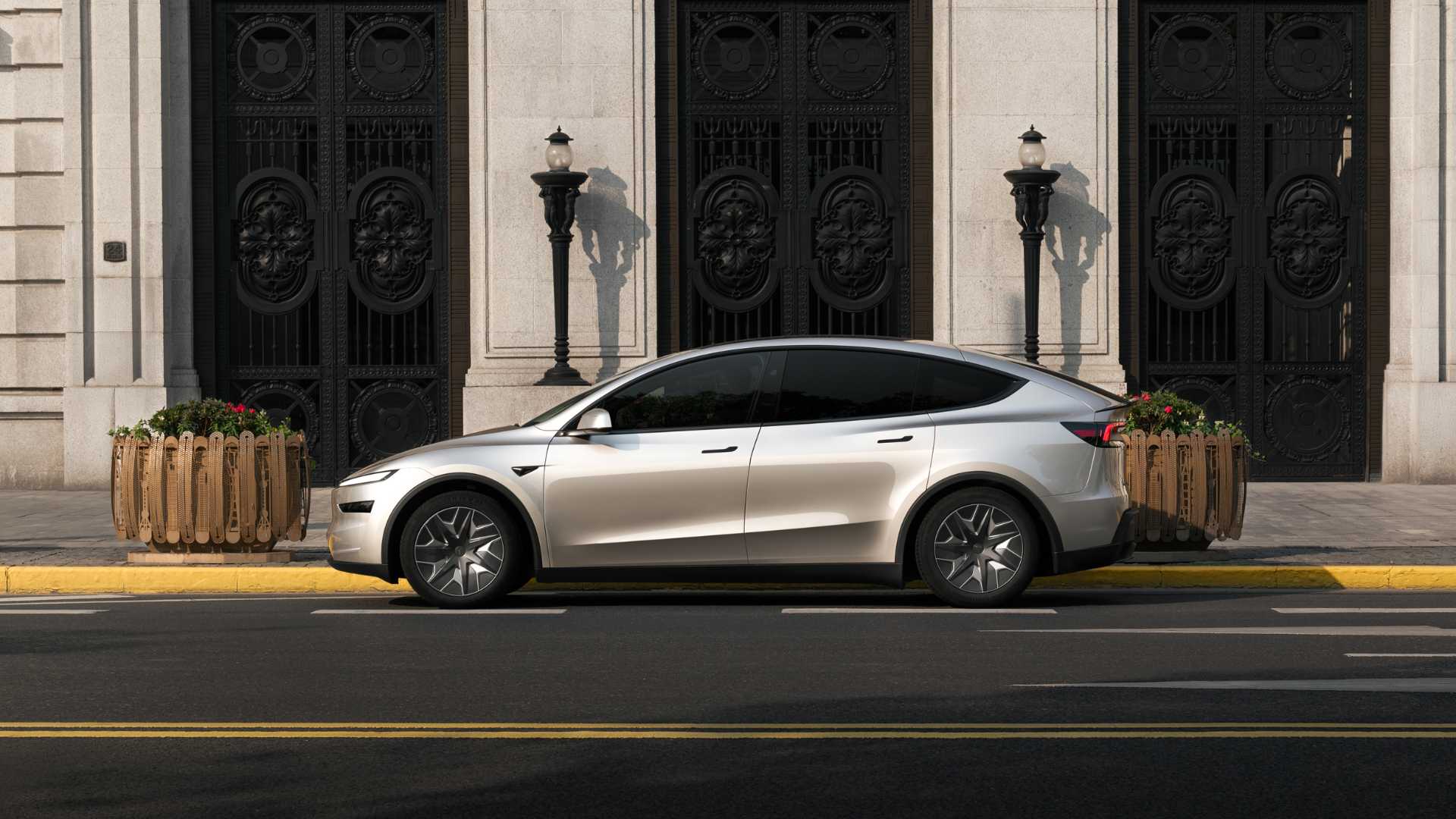 North America-spec Tesla Model Y L side view (6)
