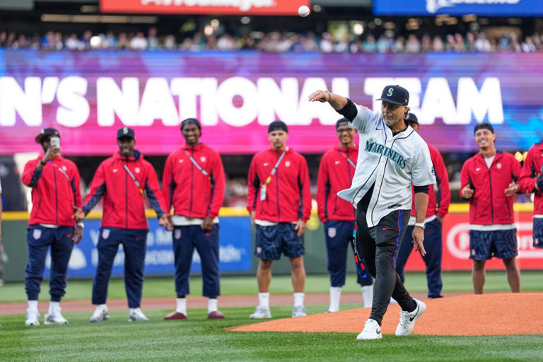 USMNT gets star treatment at Mariners game as Mauricio Pochettino ...