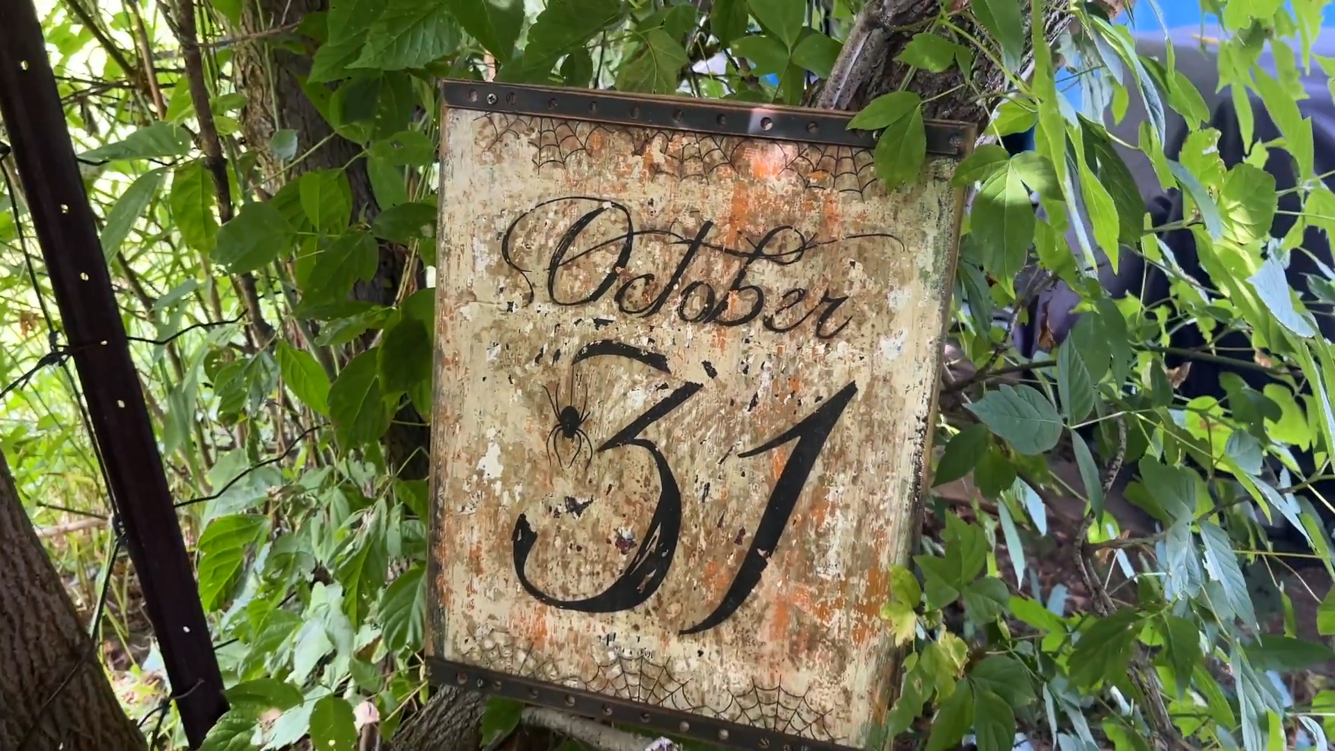 Affordable Halloween sign DIY / Transform scrap wood into spooky decor ...