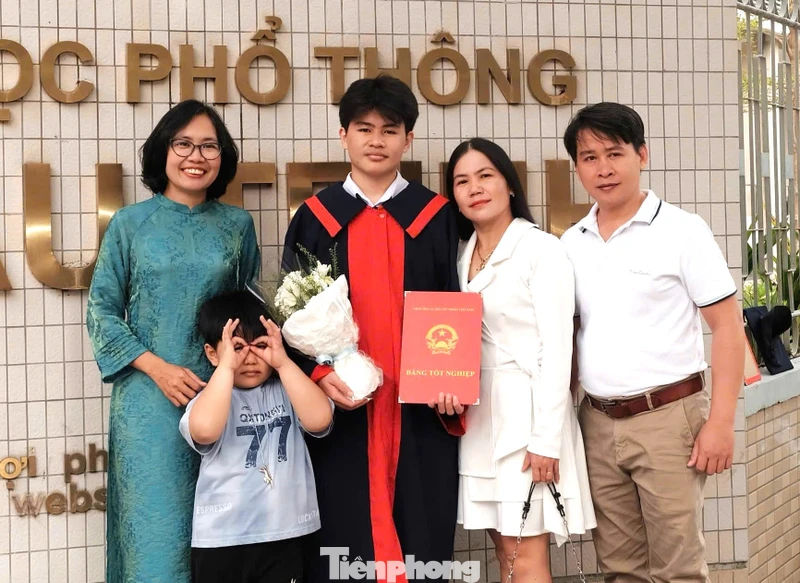 Thủ khoa cùng lúc 3 tổ hợp ở Đà Nẵng: Ngồi vào bàn học đừng bao giờ nghĩ đến điện thoại