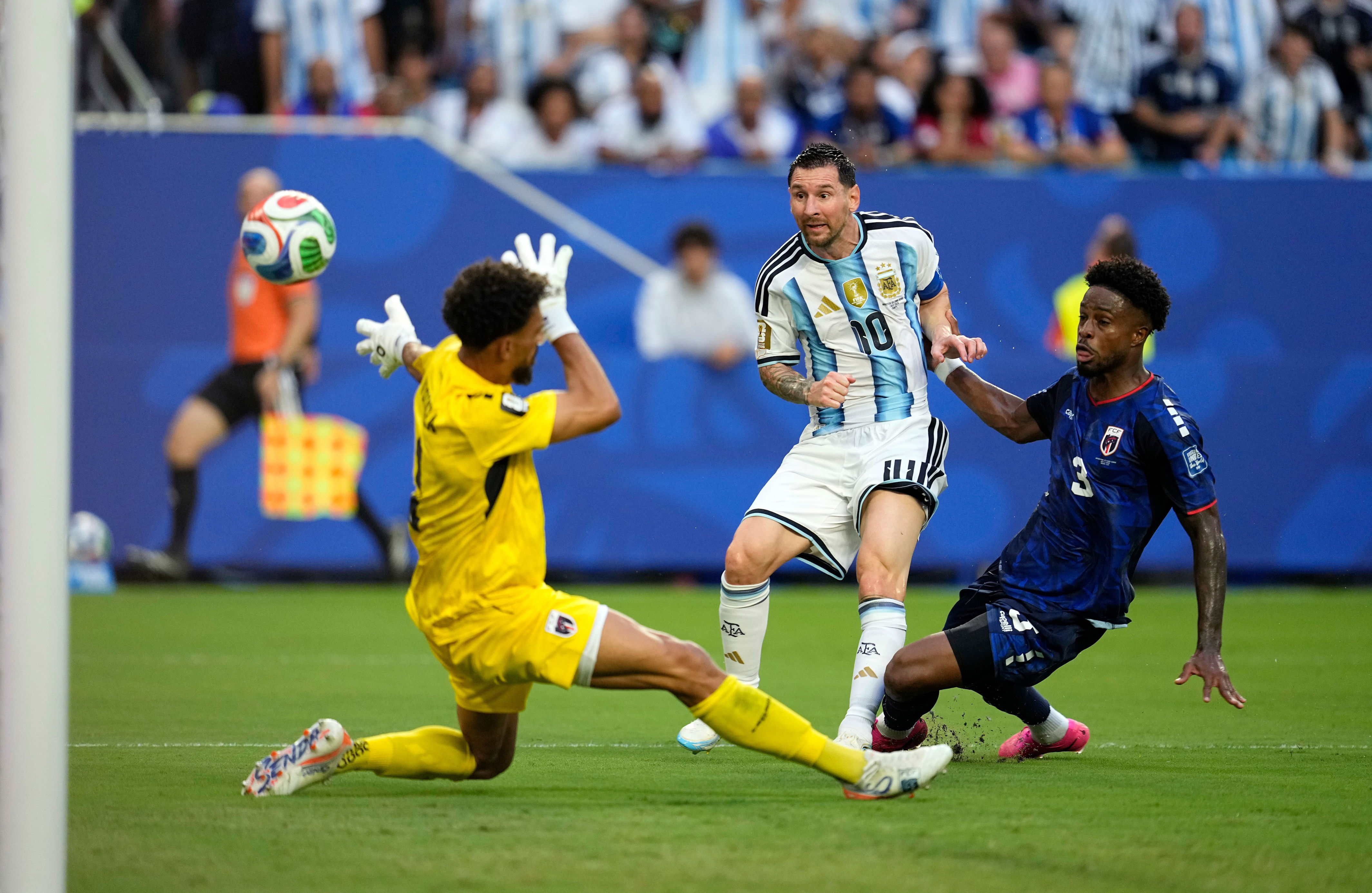 Lionel Messi marca un gol para Argentina en el partido contra Cabo Verde en los 16vos de final del Mundial, el viernes 3 de julio de 2026, en Miami Gardens, Florida. (AP Foto/George Walker IV)